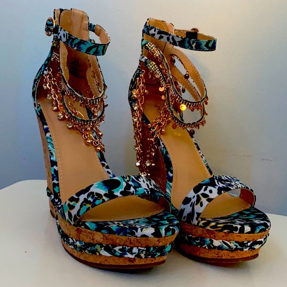 Cork wedged heels with gold dangling details